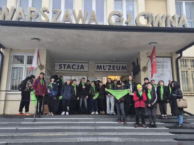 Uczniowie przed muzeum kolejnictwa.