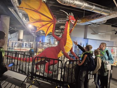 Uczniowie na wystawie klocków lego.