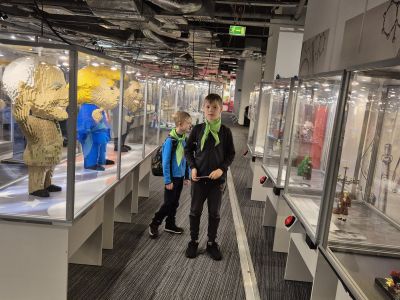 Uczniowie oglądają figurki z lego.