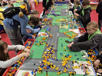 Uczniowie budują z klocków lego.