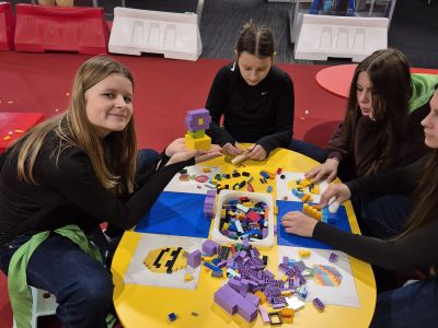 Uczennice klasy ósmej budują budowle z lego.