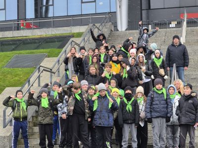 Uczestnicy wycieczki na wspólnym zdjęciu.