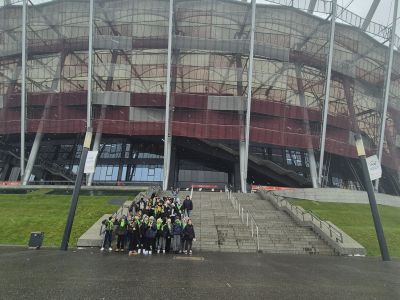 Uczniowie przed Stadionem Narodowym.