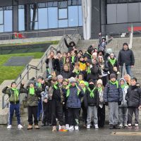 Uczestnicy wycieczki do Warszawy na współnym zdjeciu.