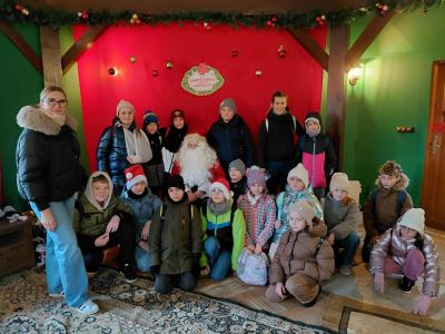 Uczniowie klasy czwartej na spotkaniu z Mikołajem.
