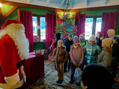 Uczniowie klasy czwartej w domu Mikołaja.