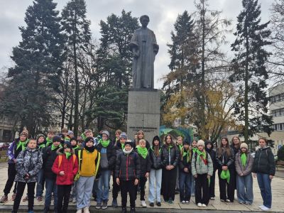 Uczestnicy wycieczki na wspólnym zdjęciu przy pomniku Marii Skłodowskiej - Curie w Lublinie.