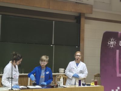 Uczeń klasy siódmej uczestniczy w pokazach chemicznych.