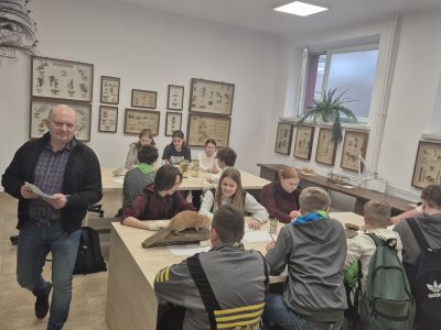 Grupa uczniów na warsztatach zoologicznych.