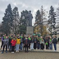 Uczestnicy wycieczki na wspólnym zdjęciu przy pomniku Marii Skłodowskiej - Curie w Lublinie.