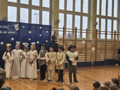 Uczniowie klasy trzeciej w roli pasterzy i aniołów.