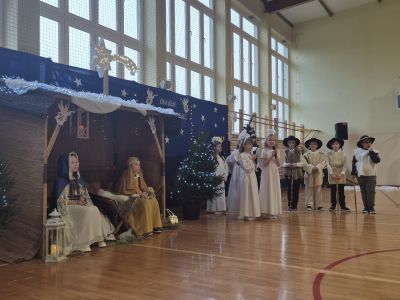 Uczniowie klasy trzeciej w scence z okazji jasełek szkolnych.