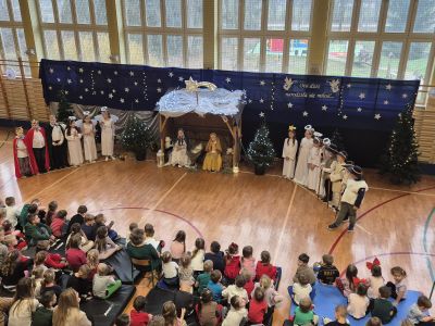 Uczniowie klasy trzeciej śpiewają kolędę.