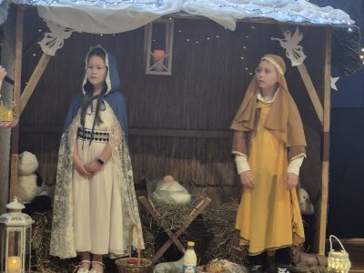 Uczniowie klasy trzeciej w roli Józefa i Maryi.