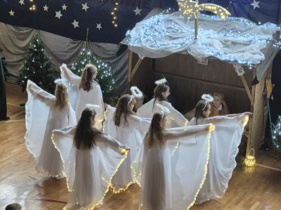 Uczniowie klasy trzeciej w tańcu aniołów.