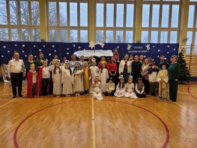 Uczniowie klasy trzeciej we wspólnym zdjęciu z rodzicami i wychowawcą.