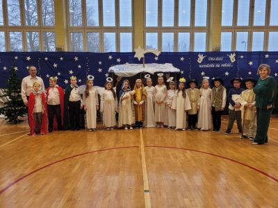 Uczniowie klasy trzeciej we wspólnym zdjęciu z wychowawcą.