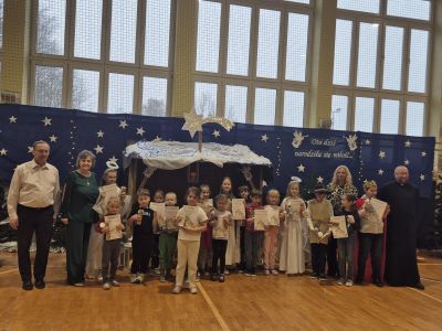 Uczniowie klas I-III, którzy otrzymali dyplomy za Konkurs Świąteczny pt. Szopka Bożonarodzeniowa.