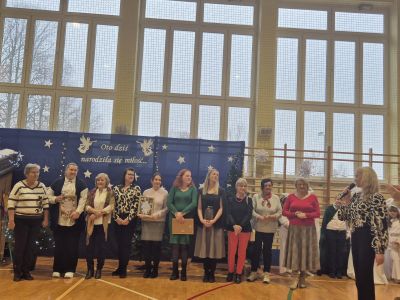 Pani dyrektor wręcza podziękowania dla Kół Gospodyń Wiejskich z Dudki, Głoskowa i Wilchty za zorganizowanie warsztatów...