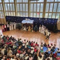 Uczniowie klasy trzeciej w jasełkach szkolnych.