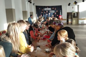 Uczniowie w strażnicy wspólnie wykonują pierniczki.