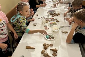 Uczniowie ozdabiają świąteczne pierniczki.