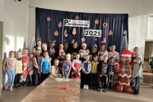 Uczniowie na wspólnym zdjęciu podczas piernikowych warsztatów.
