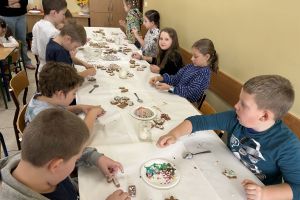 Uczniowie ozdabiają świąteczne wypieki.