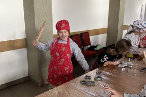 Uczniowie wałkują ciasto na pierniki.