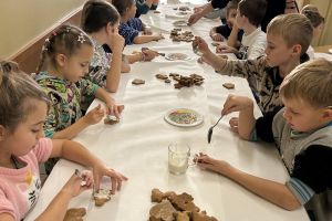 Uczniowie ozdabiają pierniczki.