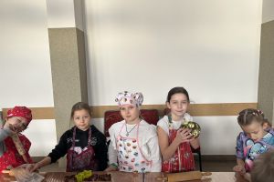 Dzieci z przygotowanymi pierniczkami.