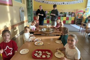 Zerówka lukruje i ozdabia pierniczki.