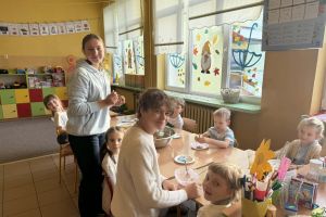 Przedszkolaki podczas ozdabiania pierników.