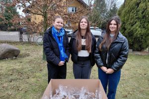 Uczniowie sprzedają pierniki.