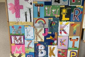 Prace dzieci na ściance.