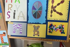 Prace dzieci wywieszone na ściance.