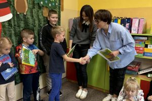 Dzieci odbierają wyróżnienia za konkurs.