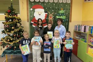 Dzieci na wspólnym zdjęciu z nagrodami.