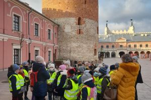 Dzieci zwiedzają miasto Lublin.