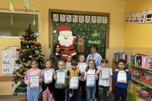 Dzieci z nagrodami za konkurs.