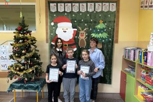 Dzieci  z upominkami za konkurs.