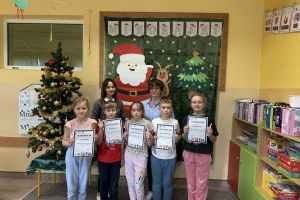 Dzieci z dyplomami i nagrodami na wspólnym zdjęciu.