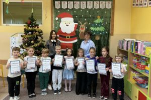 Dzieci na wspólnym zdjęciu z otrzymanymi nagrodami za konkurs.