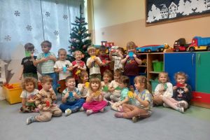 Dzieci trzymają medale w kształcie figur geometrycznych