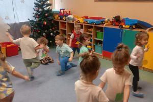 Dzieci dobierają się w pary na podstawie figur geometrycznych.