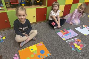 Dzieci układają obrazki z figur geometrycznych