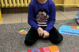 Dzieci tworzą dowolną kompozycje z figur geometrycznych.