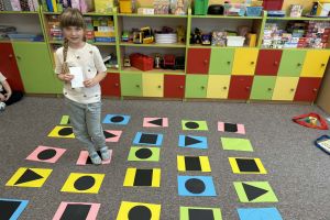 Dzieci grają w grę podłogową.