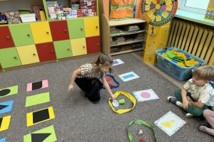 Dzieci segregują przedmioty ze względu na kształt.