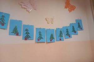 Prace plastyczne z figur w szatni.